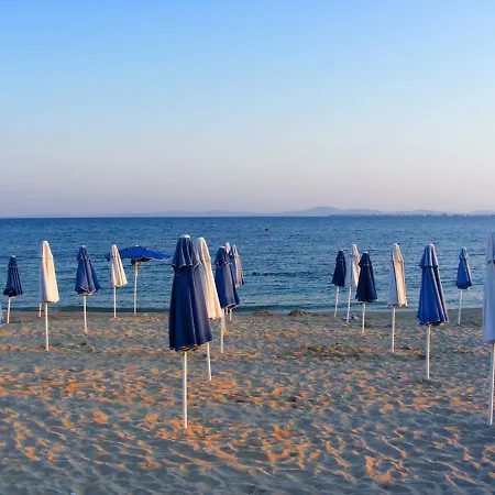 Aqua Dolphin Хотел Равда