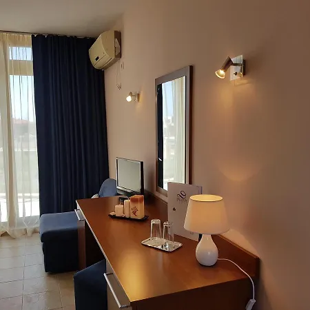 Aqua Dolphin Хотел Равда